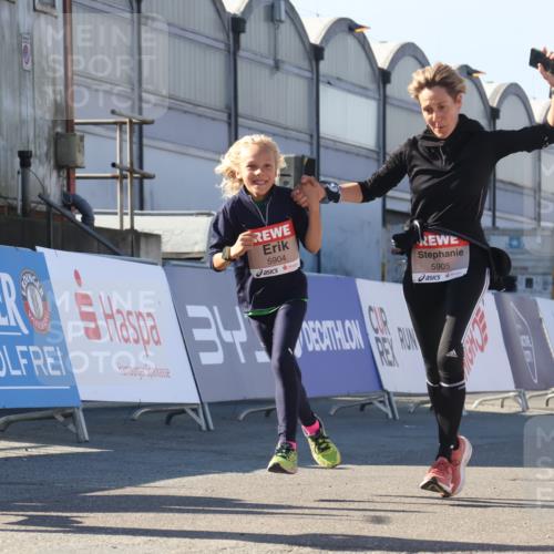 03.10.2025 - Köhlbrandbrückenlauf Luisa Fischer http://msf.ph/oto/9045284 03.10.2025 13:44:25 Ziel 5904, 5905, 6257, 6258 meine-sportfotos.de