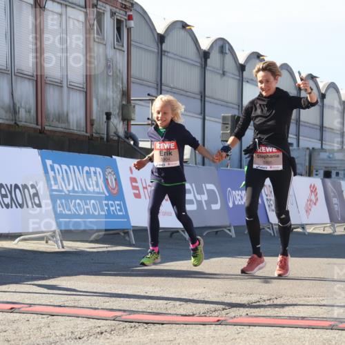 03.10.2025 - Köhlbrandbrückenlauf Luisa Fischer http://msf.ph/oto/9045288 03.10.2025 13:44:25 Ziel 5904, 5905, 6257, 6258 meine-sportfotos.de
