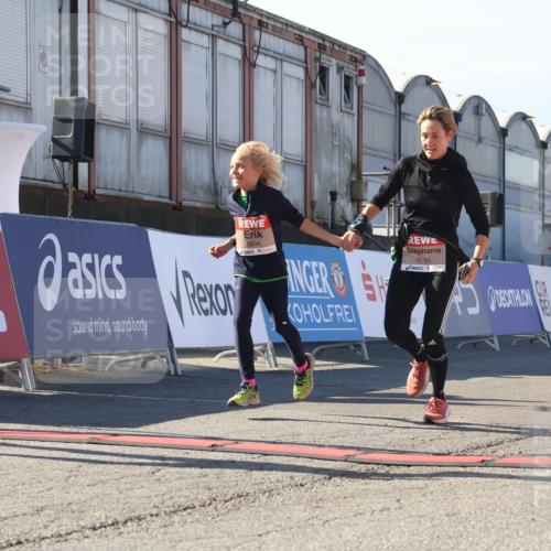 03.10.2025 - Köhlbrandbrückenlauf Luisa Fischer http://msf.ph/oto/9045296 03.10.2025 13:44:26 Ziel 5904, 5905, 6257, 6258 meine-sportfotos.de