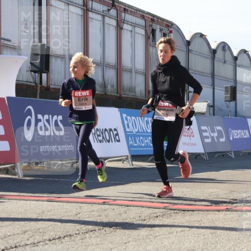 03.10.2025 - Köhlbrandbrückenlauf Luisa Fischer http://msf.ph/oto/9045300 03.10.2025 13:44:26 Ziel 5904, 5905, 6257, 6258 meine-sportfotos.de
