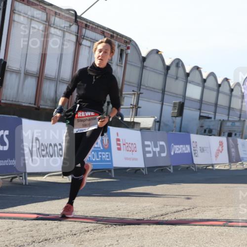 03.10.2025 - Köhlbrandbrückenlauf Luisa Fischer http://msf.ph/oto/9045306 03.10.2025 13:44:27 Ziel 5904, 5905, 6257, 6258 meine-sportfotos.de