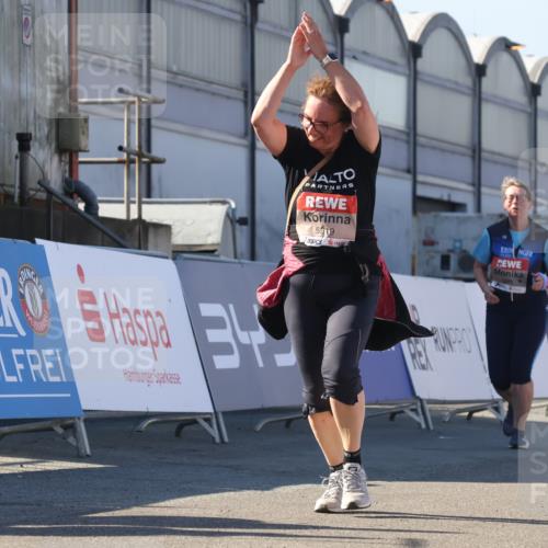 03.10.2025 - Köhlbrandbrückenlauf Luisa Fischer http://msf.ph/oto/9045310 03.10.2025 13:44:34 Ziel 5904, 5905, 5919, 6257, 6258 meine-sportfotos.de