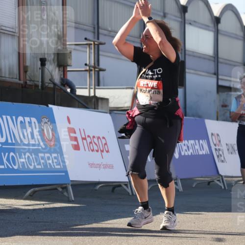 03.10.2025 - Köhlbrandbrückenlauf Luisa Fischer http://msf.ph/oto/9045313 03.10.2025 13:44:34 Ziel 5904, 5905, 5919, 6257, 6258 meine-sportfotos.de