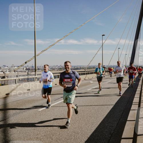03.10.2025 - Köhlbrandbrückenlauf Michael Burmester http://msf.ph/oto/9045315 03.10.2025 12:27:39 Position 1 4901 meine-sportfotos.de