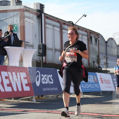 03.10.2025 - Köhlbrandbrückenlauf Luisa Fischer http://msf.ph/oto/9045341 03.10.2025 13:44:36 Ziel 5696, 5904, 5905, 5919, 6257 meine-sportfotos.de