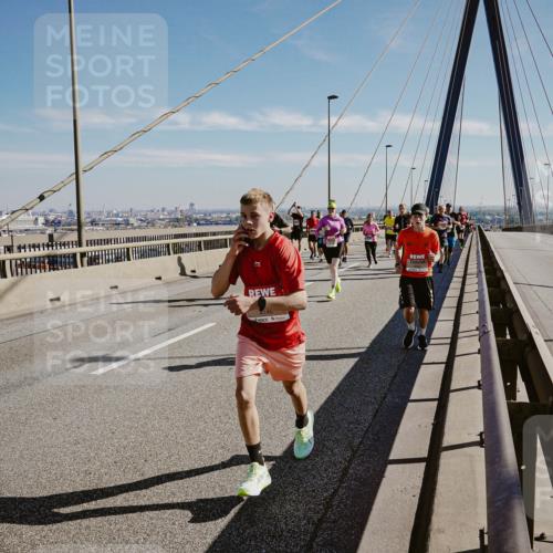 03.10.2025 - Köhlbrandbrückenlauf Michael Burmester http://msf.ph/oto/9045344 03.10.2025 12:27:44 Position 1 846466466486, 4 meine-sportfotos.de