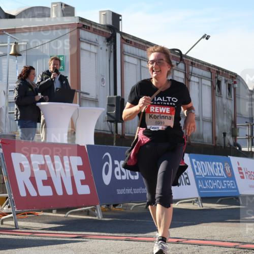 03.10.2025 - Köhlbrandbrückenlauf Luisa Fischer http://msf.ph/oto/9045345 03.10.2025 13:44:37 Ziel 5696, 5904, 5905, 5919 meine-sportfotos.de
