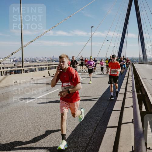 03.10.2025 - Köhlbrandbrückenlauf Michael Burmester http://msf.ph/oto/9045349 03.10.2025 12:27:44 Position 1 77711 meine-sportfotos.de
