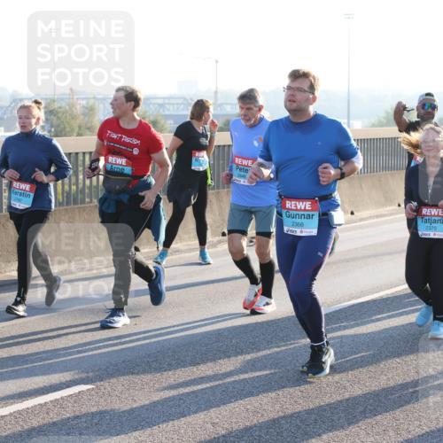 03.10.2025 - Köhlbrandbrückenlauf Lena Gebhardt http://msf.ph/oto/9045353 03.10.2025 09:27:41 Position 1 2780, 2824, 2646, 2366, 2375, 2229 meine-sportfotos.de