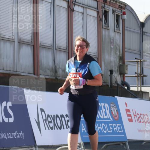 03.10.2025 - Köhlbrandbrückenlauf Luisa Fischer http://msf.ph/oto/9045358 03.10.2025 13:44:39 Ziel 5696, 5919 meine-sportfotos.de