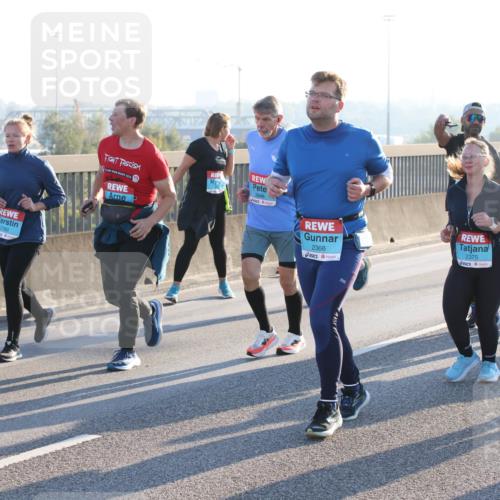 03.10.2025 - Köhlbrandbrückenlauf Lena Gebhardt http://msf.ph/oto/9045359 03.10.2025 09:27:41 Position 1 2780, 2824, 2646, 2366, 2375, 2681 meine-sportfotos.de