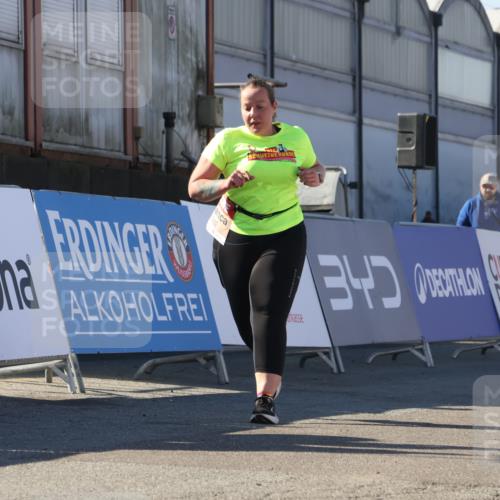 03.10.2025 - Köhlbrandbrückenlauf Luisa Fischer http://msf.ph/oto/9045377 03.10.2025 13:44:48 Ziel 7004, 5696, 5932, 6542, 6546 meine-sportfotos.de