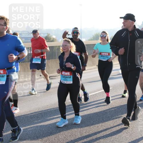03.10.2025 - Köhlbrandbrückenlauf Lena Gebhardt http://msf.ph/oto/9045384 03.10.2025 09:27:41 Position 1 2366, 2375, 2681, 2406 meine-sportfotos.de