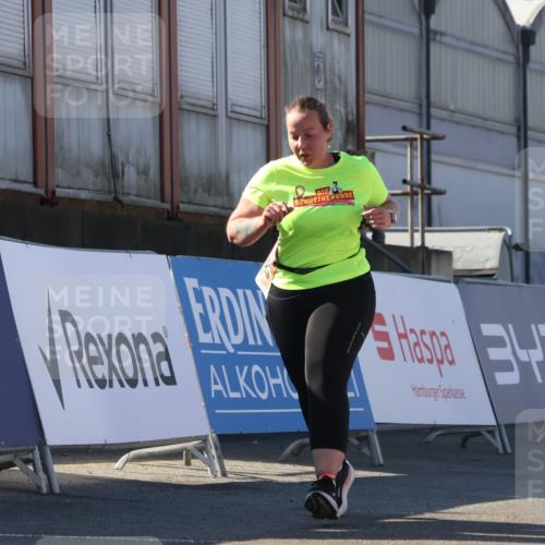 03.10.2025 - Köhlbrandbrückenlauf Luisa Fischer http://msf.ph/oto/9045385 03.10.2025 13:44:49 Ziel 7004, 5696, 5932, 6542, 6546 meine-sportfotos.de