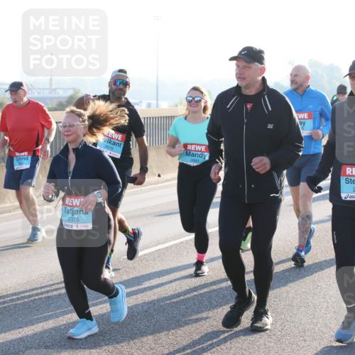 03.10.2025 - Köhlbrandbrückenlauf Lena Gebhardt http://msf.ph/oto/9045390 03.10.2025 09:27:42 Position 1 2375, 2676, 2681, 2406 meine-sportfotos.de