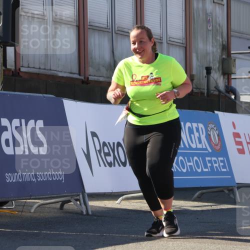 03.10.2025 - Köhlbrandbrückenlauf Luisa Fischer http://msf.ph/oto/9045391 03.10.2025 13:44:49 Ziel 7004, 5696, 5932, 6542, 6546 meine-sportfotos.de