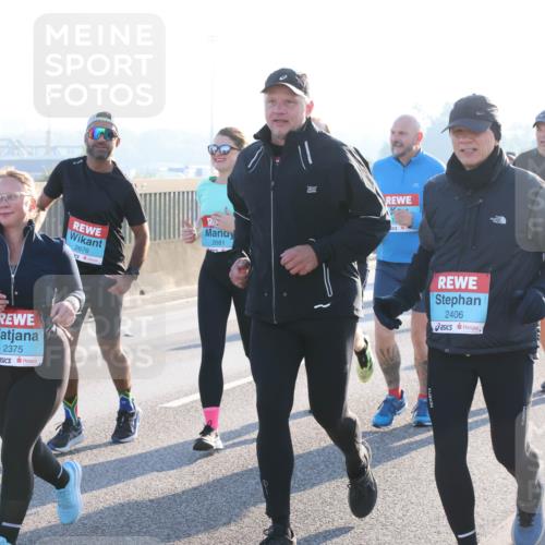 03.10.2025 - Köhlbrandbrückenlauf Lena Gebhardt http://msf.ph/oto/9045402 03.10.2025 09:27:42 Position 1 2375, 2676, 2681, 2406 meine-sportfotos.de