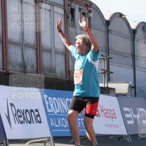 03.10.2025 - Köhlbrandbrückenlauf Luisa Fischer http://msf.ph/oto/9045409 03.10.2025 13:44:52 Ziel 7004, 5932, 6542, 6546 meine-sportfotos.de