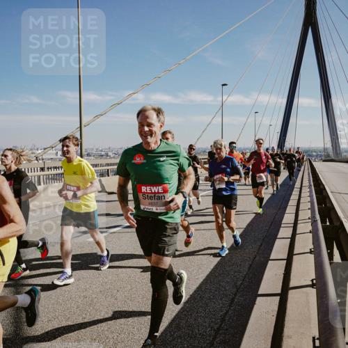 03.10.2025 - Köhlbrandbrückenlauf Michael Burmester http://msf.ph/oto/9045433 03.10.2025 12:27:51 Position 1 1, 4837 meine-sportfotos.de