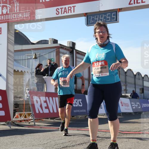 03.10.2025 - Köhlbrandbrückenlauf Luisa Fischer http://msf.ph/oto/9045444 03.10.2025 13:44:54 Ziel 7004, 5932, 6542, 6546 meine-sportfotos.de