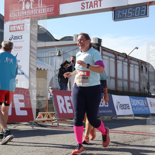 03.10.2025 - Köhlbrandbrückenlauf Luisa Fischer http://msf.ph/oto/9045474 03.10.2025 13:45:02 Ziel 6527, 6528, 6542, 6546 meine-sportfotos.de