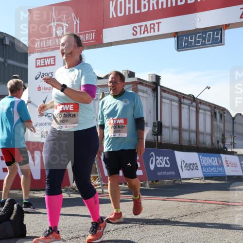 03.10.2025 - Köhlbrandbrückenlauf Luisa Fischer http://msf.ph/oto/9045482 03.10.2025 13:45:02 Ziel 6527, 6528, 6542, 6546 meine-sportfotos.de