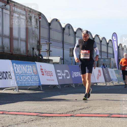 03.10.2025 - Köhlbrandbrückenlauf Luisa Fischer http://msf.ph/oto/9045561 03.10.2025 13:45:18 Ziel 5015, 5600, 6264, 6695 meine-sportfotos.de