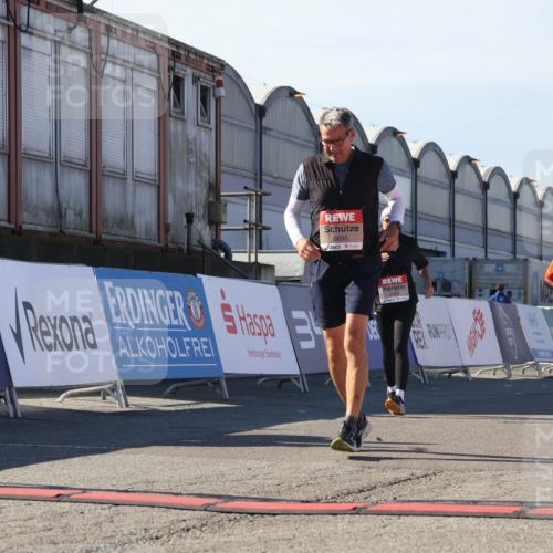 03.10.2025 - Köhlbrandbrückenlauf Luisa Fischer http://msf.ph/oto/9045568 03.10.2025 13:45:19 Ziel 5015, 5600, 6264, 6695 meine-sportfotos.de