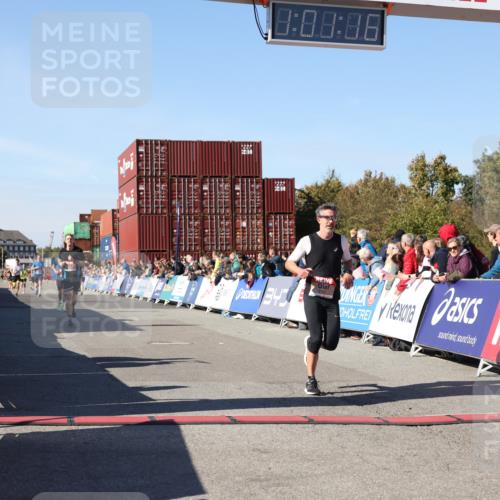 03.10.2025 - Köhlbrandbrückenlauf Lena Gebhardt http://msf.ph/oto/9045606 03.10.2025 13:01:17 Ziel 4039, 4737, 5779, 5915, 6307, 6614 meine-sportfotos.de