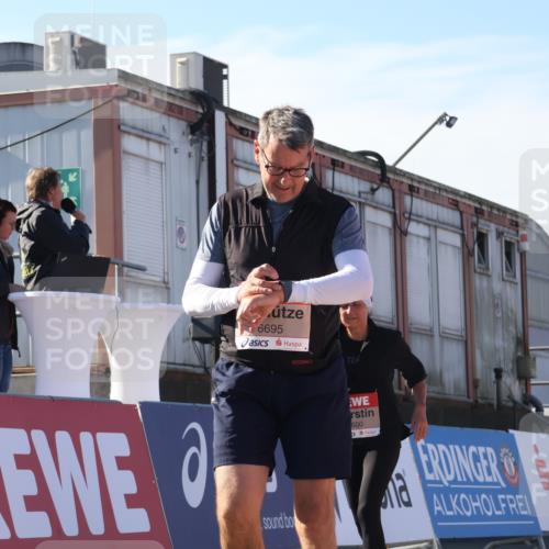 03.10.2025 - Köhlbrandbrückenlauf Luisa Fischer http://msf.ph/oto/9045610 03.10.2025 13:45:22 Ziel 9148, 5015, 5223, 5600, 5999, 6264, 6695 meine-sportfotos.de