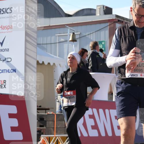 03.10.2025 - Köhlbrandbrückenlauf Luisa Fischer http://msf.ph/oto/9045626 03.10.2025 13:45:23 Ziel 9148, 5223, 5600, 5999, 6264, 6695 meine-sportfotos.de