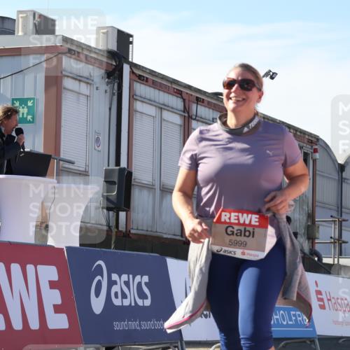 03.10.2025 - Köhlbrandbrückenlauf Luisa Fischer http://msf.ph/oto/9045661 03.10.2025 13:45:29 Ziel 9148, 5223, 5600, 5999, 6695 meine-sportfotos.de