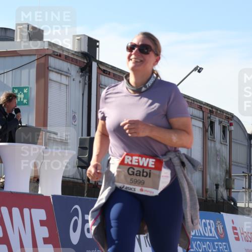 03.10.2025 - Köhlbrandbrückenlauf Luisa Fischer http://msf.ph/oto/9045666 03.10.2025 13:45:29 Ziel 9148, 5223, 5600, 5999, 6695 meine-sportfotos.de