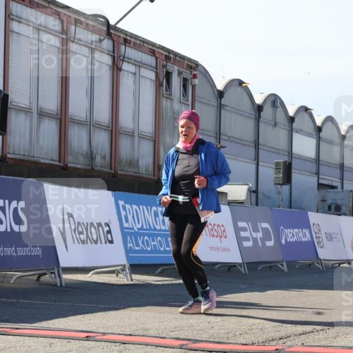 03.10.2025 - Köhlbrandbrückenlauf Luisa Fischer http://msf.ph/oto/9045671 03.10.2025 13:45:42 Ziel 5184 meine-sportfotos.de