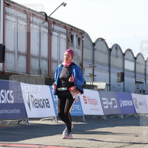 03.10.2025 - Köhlbrandbrückenlauf Luisa Fischer http://msf.ph/oto/9045674 03.10.2025 13:45:42 Ziel 5184 meine-sportfotos.de