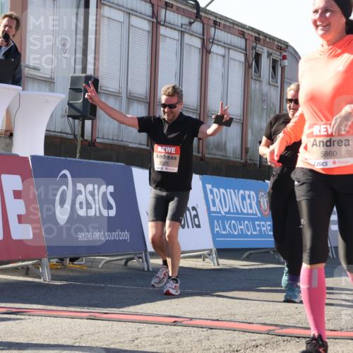 03.10.2025 - Köhlbrandbrückenlauf Luisa Fischer http://msf.ph/oto/9045725 03.10.2025 13:45:50 Ziel 5184, 5375, 5376, 5860, 6029 meine-sportfotos.de