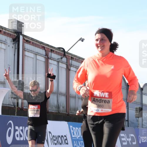 03.10.2025 - Köhlbrandbrückenlauf Luisa Fischer http://msf.ph/oto/9045727 03.10.2025 13:45:51 Ziel 5184, 5375, 5376, 5860, 6029 meine-sportfotos.de