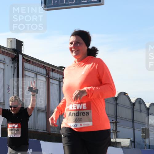 03.10.2025 - Köhlbrandbrückenlauf Luisa Fischer http://msf.ph/oto/9045734 03.10.2025 13:45:51 Ziel 5184, 5375, 5376, 5860, 6029 meine-sportfotos.de