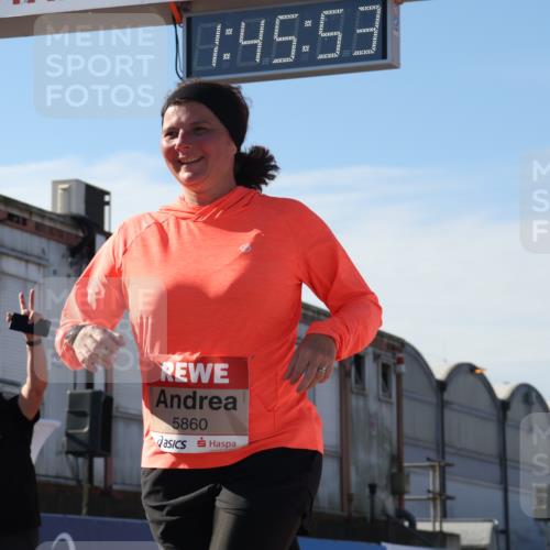 03.10.2025 - Köhlbrandbrückenlauf Luisa Fischer http://msf.ph/oto/9045736 03.10.2025 13:45:51 Ziel 5184, 5375, 5376, 5860, 6029 meine-sportfotos.de