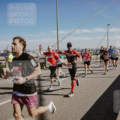 03.10.2025 - Köhlbrandbrückenlauf Michael Burmester http://msf.ph/oto/9045738 03.10.2025 12:28:12 Position 1 4954 meine-sportfotos.de