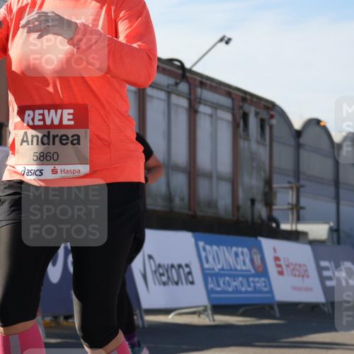 03.10.2025 - Köhlbrandbrückenlauf Luisa Fischer http://msf.ph/oto/9045741 03.10.2025 13:45:52 Ziel 7002, 5184, 5375, 5376, 5860, 6029 meine-sportfotos.de