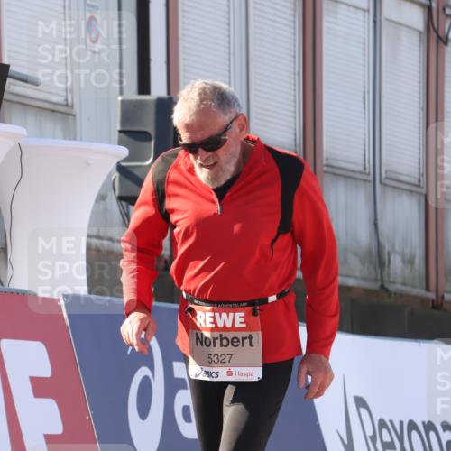 03.10.2025 - Köhlbrandbrückenlauf Luisa Fischer http://msf.ph/oto/9045759 03.10.2025 13:45:59 Ziel 7002, 4572, 5327, 5375, 5376, 5860, 6029 meine-sportfotos.de