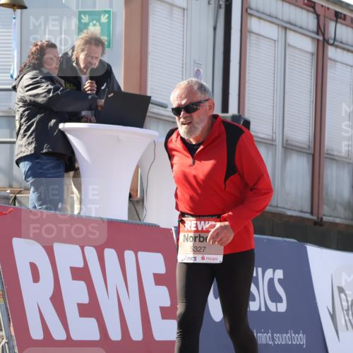 03.10.2025 - Köhlbrandbrückenlauf Luisa Fischer http://msf.ph/oto/9045763 03.10.2025 13:45:59 Ziel 7002, 4572, 5327, 5375, 5376, 5860, 6029 meine-sportfotos.de