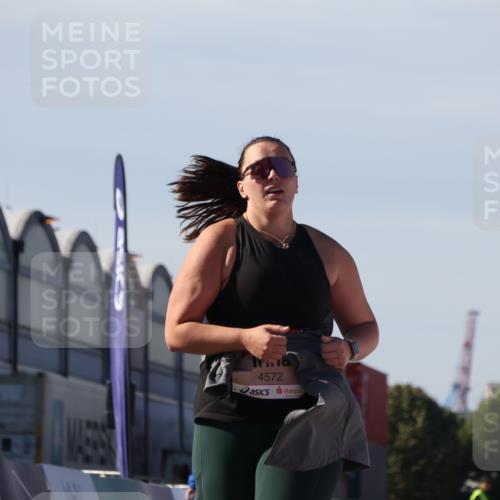 03.10.2025 - Köhlbrandbrückenlauf Luisa Fischer http://msf.ph/oto/9045770 03.10.2025 13:46:02 Ziel 7002, 7003, 9130, 4572, 5327, 5375, 5376 meine-sportfotos.de