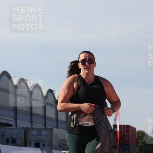 03.10.2025 - Köhlbrandbrückenlauf Luisa Fischer http://msf.ph/oto/9045782 03.10.2025 13:46:02 Ziel 7002, 7003, 9130, 4572, 5327, 5375, 5376 meine-sportfotos.de