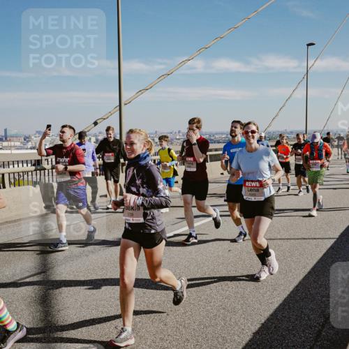03.10.2025 - Köhlbrandbrückenlauf Michael Burmester http://msf.ph/oto/9045784 03.10.2025 12:28:14 Position 1 12, 5738, 6068 meine-sportfotos.de