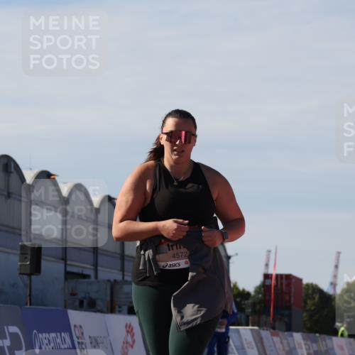 03.10.2025 - Köhlbrandbrückenlauf Luisa Fischer http://msf.ph/oto/9045791 03.10.2025 13:46:03 Ziel 7002, 7003, 9130, 4572, 5327, 5376 meine-sportfotos.de