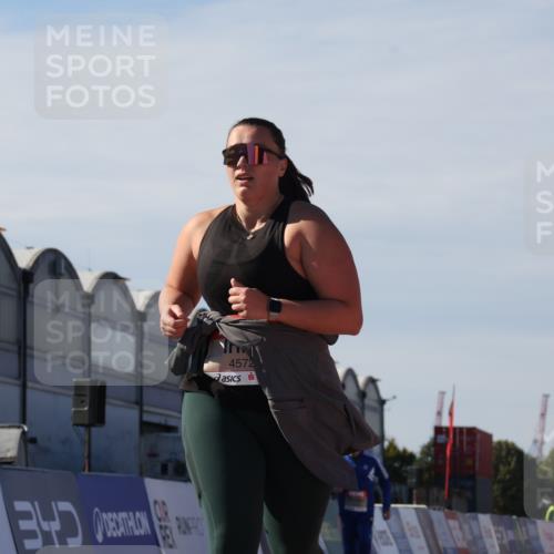 03.10.2025 - Köhlbrandbrückenlauf Luisa Fischer http://msf.ph/oto/9045795 03.10.2025 13:46:03 Ziel 7002, 7003, 9130, 4572, 5327, 5376 meine-sportfotos.de