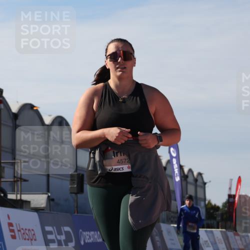 03.10.2025 - Köhlbrandbrückenlauf Luisa Fischer http://msf.ph/oto/9045801 03.10.2025 13:46:04 Ziel 7002, 7003, 9130, 4572, 5327 meine-sportfotos.de