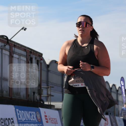 03.10.2025 - Köhlbrandbrückenlauf Luisa Fischer http://msf.ph/oto/9045805 03.10.2025 13:46:04 Ziel 7002, 7003, 9130, 4572, 5327 meine-sportfotos.de
